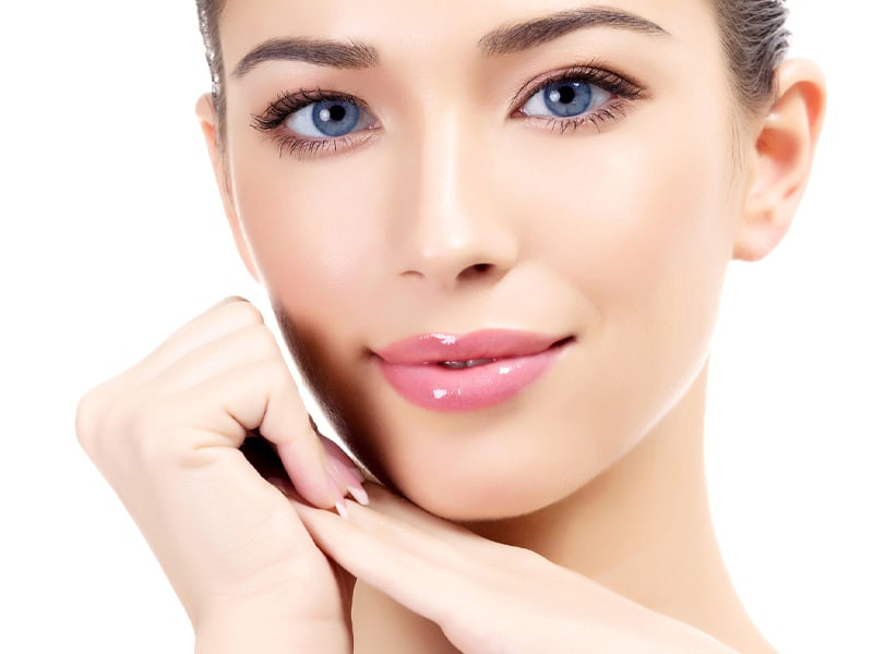 Hautabschleifung - Frau h�lt H�nde an der rechten Wange unterhalb vom Kinn